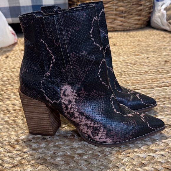 Steve Madden Stylish Black and Pink Ankle Boots - Picture 1 of 5